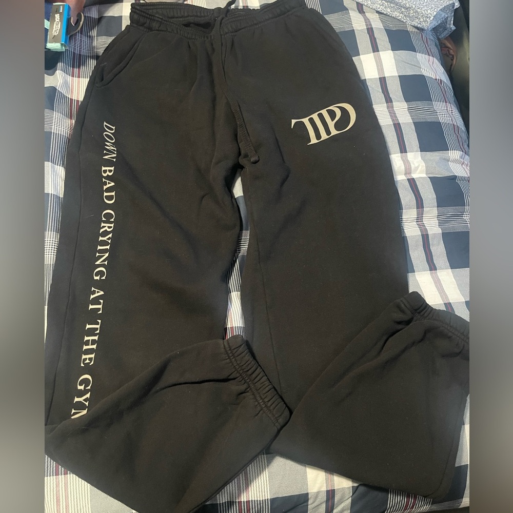 Taylor Swift Black Joggers Down bad crying at the gym.